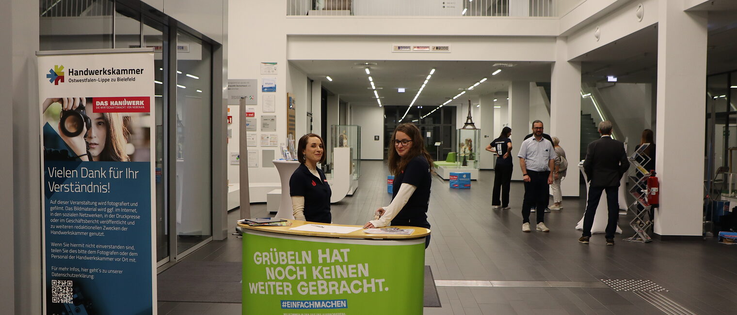 Die Kolleginnen empfangen die Besucher*innen im Foyer.