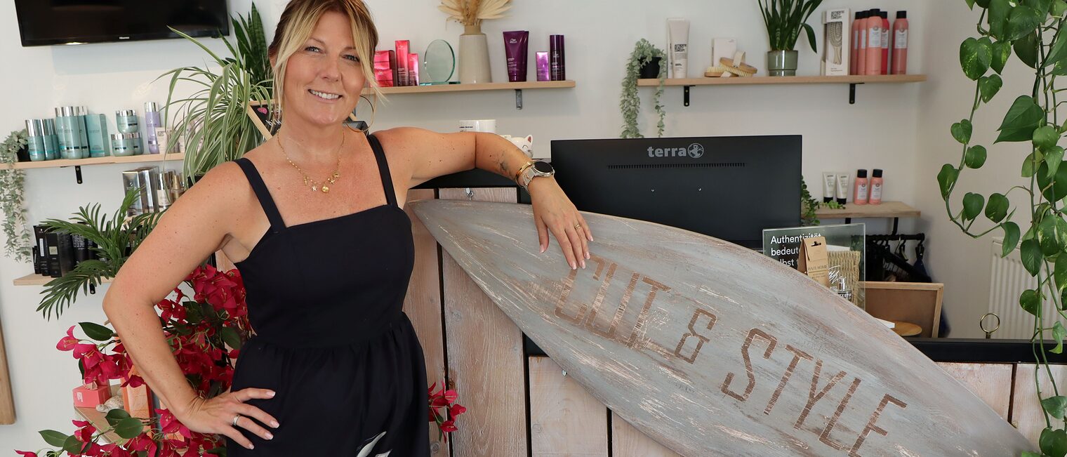 Jennifer Surmann in ihrem Salon "Cut and Style Hairdesign" in Bielefeld-Sennestadt. 