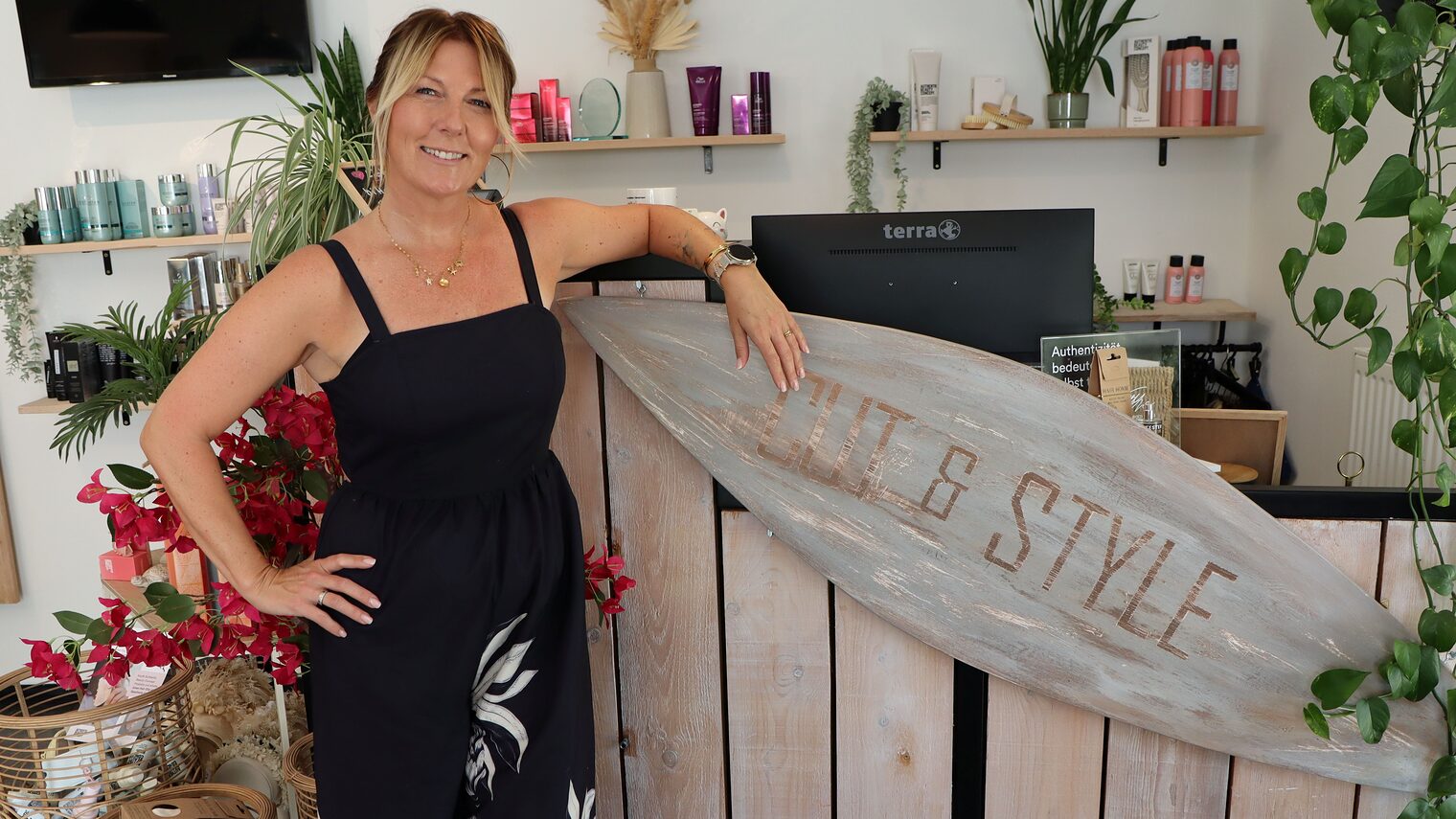 Jennifer Surmann in ihrem Salon "Cut and Style Hairdesign" in Bielefeld-Sennestadt. 