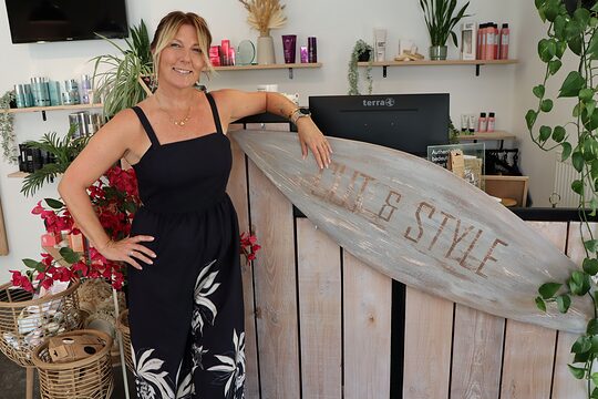 Jennifer Surmann in ihrem Salon "Cut and Style Hairdesign" in Bielefeld-Sennestadt. 