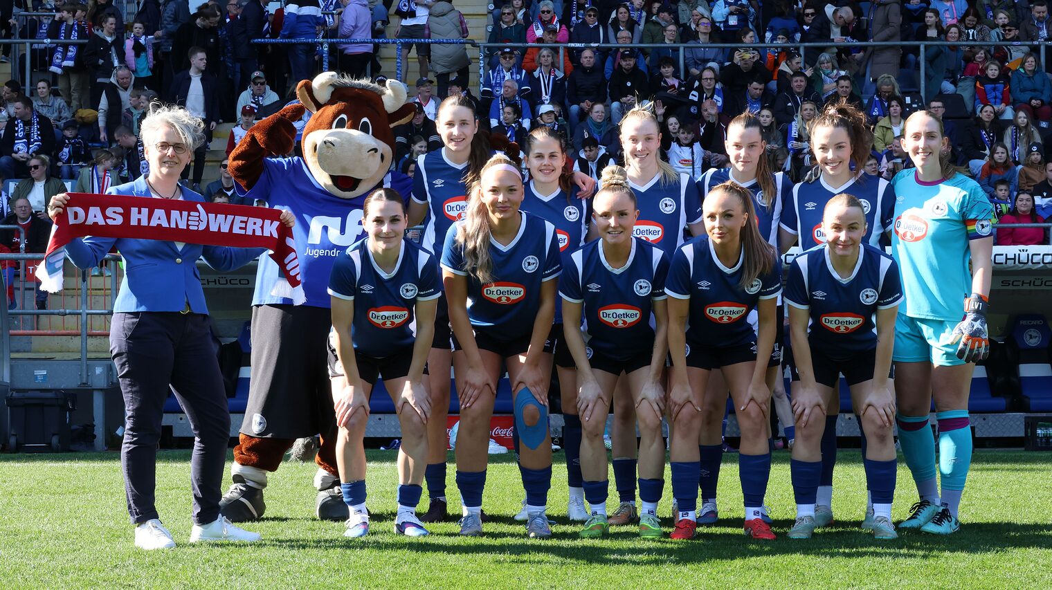 Stellvertretende HWK-Hauptgeschäftsführerin mit der Arminia-Frauen-Mannschaft.