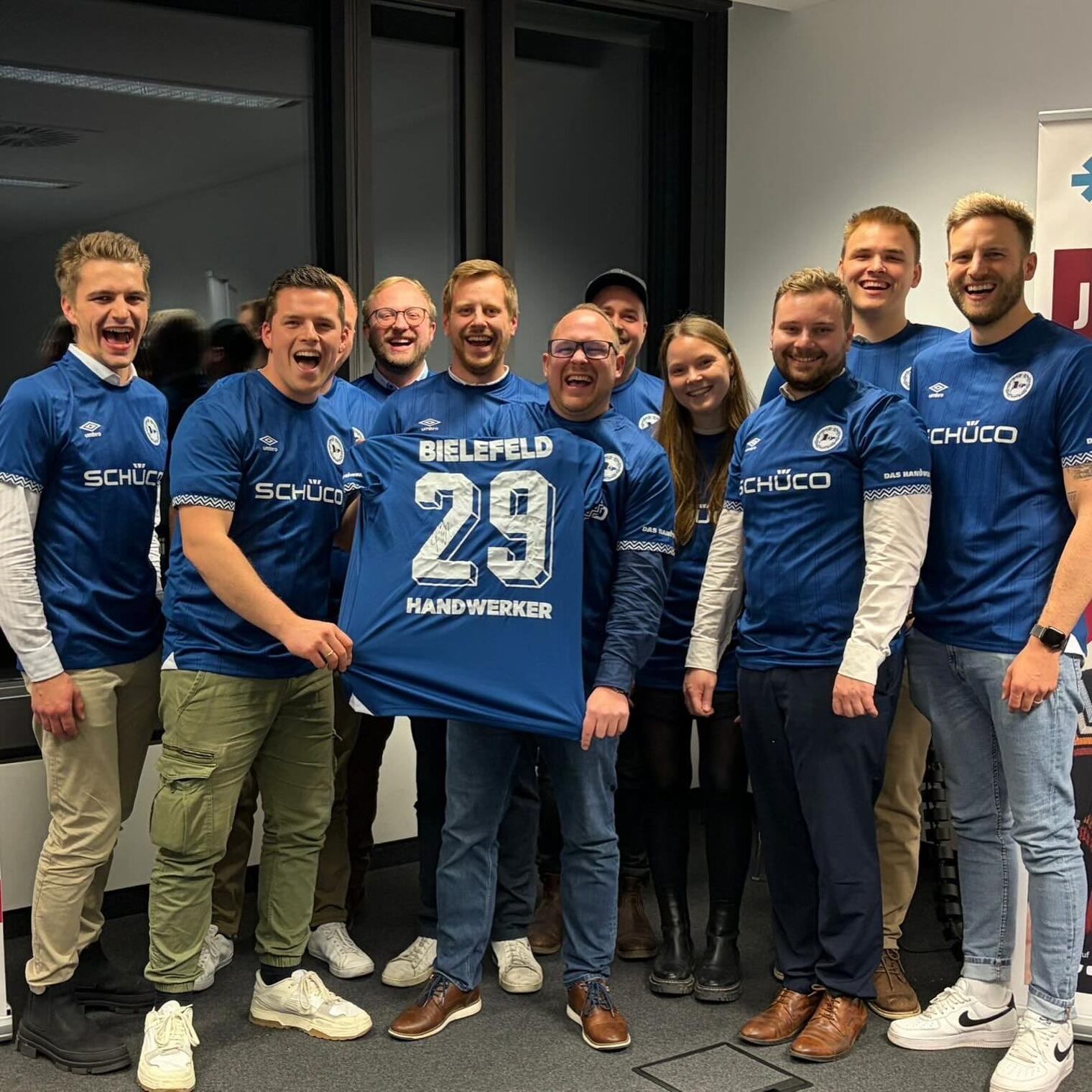 Die Handwerksjunior*innen Gütersloh-Bielefeld wurden mit Trikots der Arminia Frauen und AKADEMINIA ausgestattet.