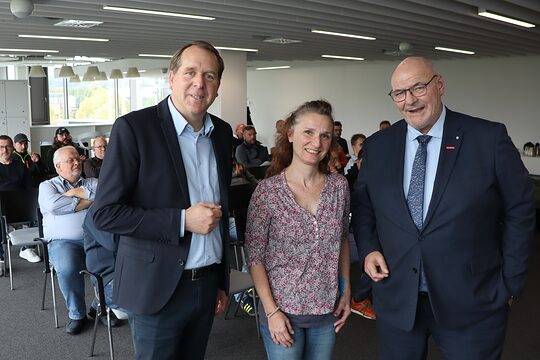  (v. l.) Mathias Steinbild, , Ulrike Breuer, Richterin am Landgericht Bielefeld, und Peter Eul
