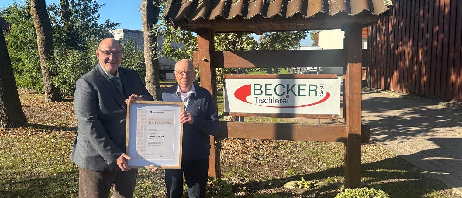 Kammerpräsident Peter Eul (links) überbrachte Tischlermeister Heinrich „Heinz“ Becker den Ehrenmeisterbrief 