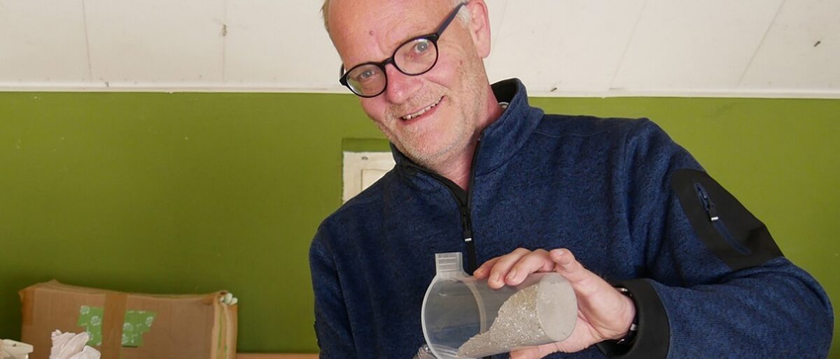 Tischlermeister Udo Knake mischt die Farben auf völlig ökologischer Basis Tischlermeister Udo Knake mischt die Farben auf völlig ökologischer Basis