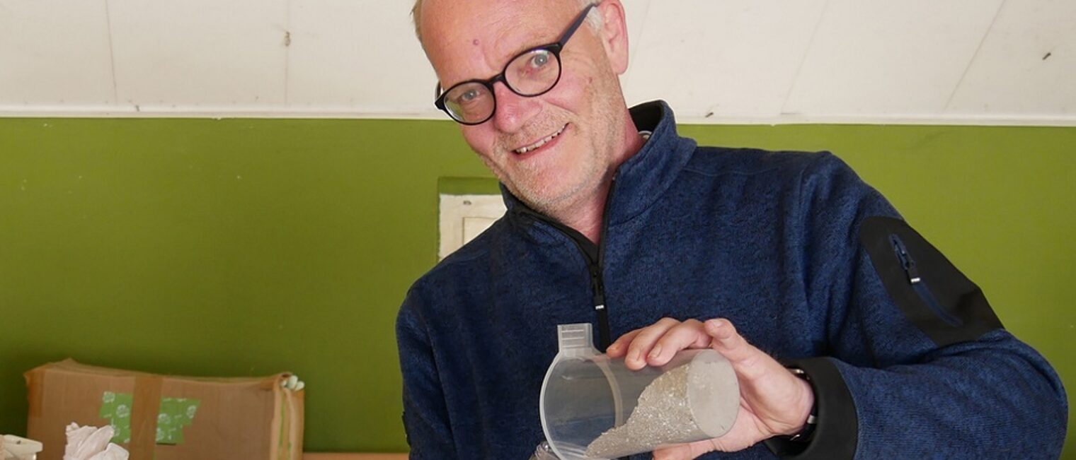 Tischlermeister Udo Knake mischt die Farben auf völlig ökologischer Basis 