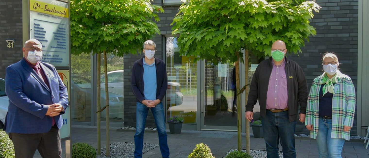 Von links: Präsident der Handwerkskammer Peter Eul, Tischlermeister und Vorstandsmitglied Chrisitan Selke, Geschäftsführer von GM Bauelemente Matthias Großegesse und seine Ehefrau Anna Grimmann vor dem neuen FIrmensitz. Von links: Präsident der Handwerkskammer Peter Eul, Tischlermeister und Vorstandsmitglied Chrisitan Selke, Geschäftsführer von GM Bauelemente Matthias Großegesse und seine Ehefrau Anna Grimmann vor dem neuen FIrmensitz.