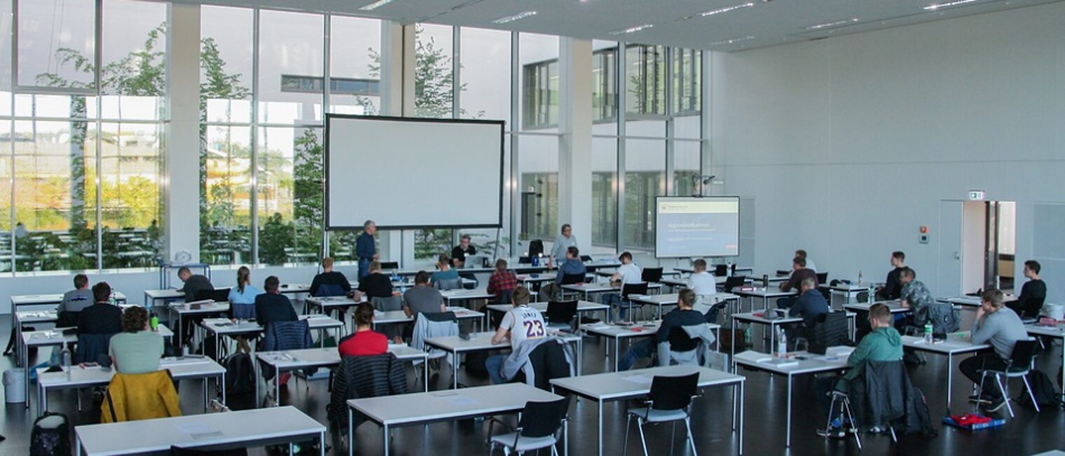 Unter strengen Hygieneauflagen, wie genügendem Sicherheitsabstand finden im Campus Handwerk wieder Prüfungen statt.