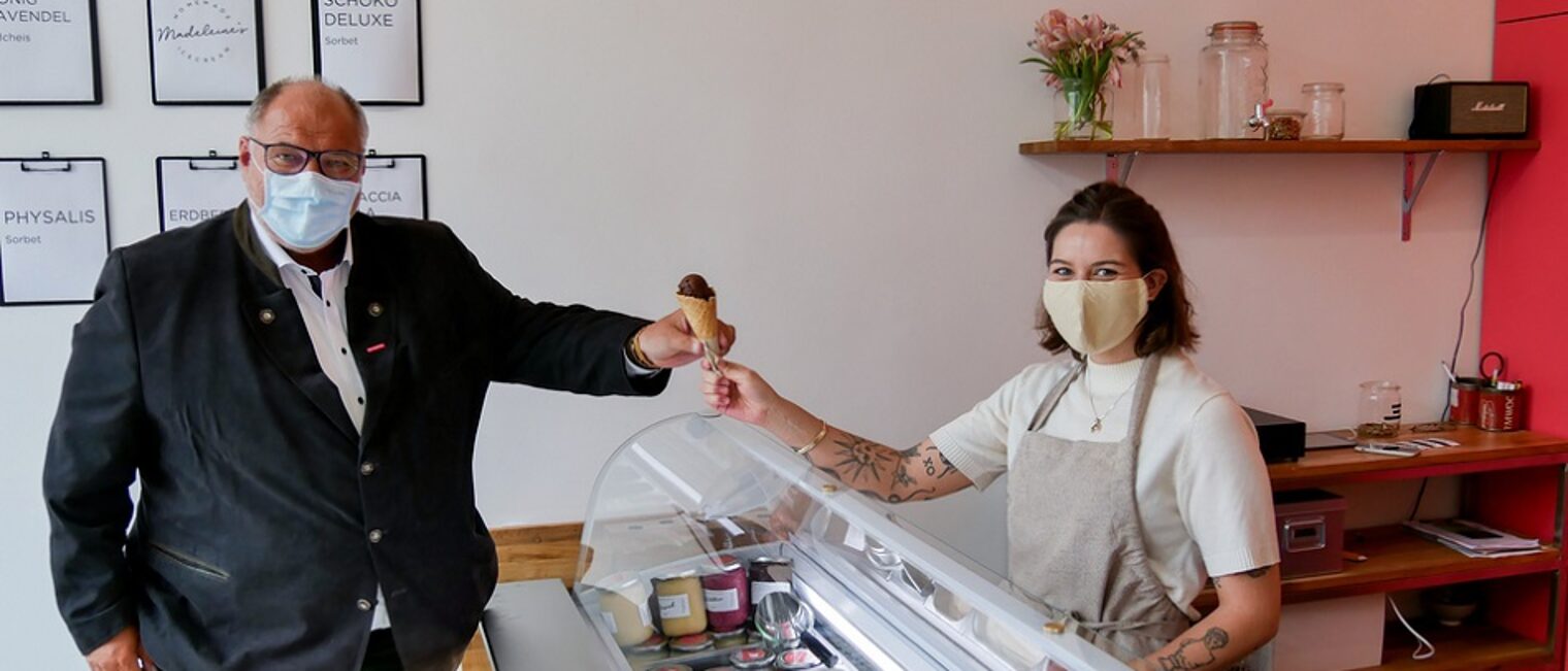 (v.l.) Peter Eul, Präsident der Handwerkskammer besucht Madeleine Malburg, die ihre Eismanufaktur "Madeleine¿s Homemade Ice Cream" während der Corona-Krise eröffnet hat
