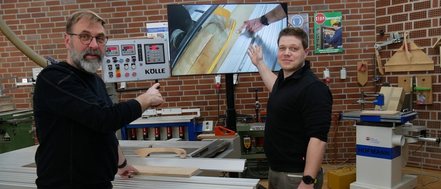 Die Tischlermeister Udo Schwedes (l.) und Julian Effertz setzen im Lehrbetrieb im Tischler-Bildungszentrum Rheda-Wiedenbrück Kameras im Unterricht ein
