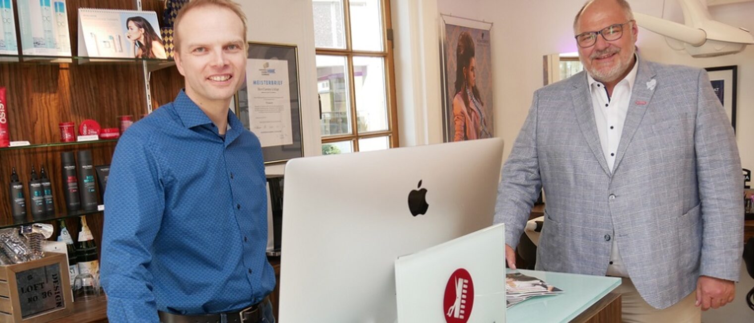 Friseurmeister Carsten Lödige (vorne) und Peter Eul, Präsident der Handwerkskammer Friseurmeister Carsten Lödige (vorne) und Peter Eul, Präsident der Handwerkskammer