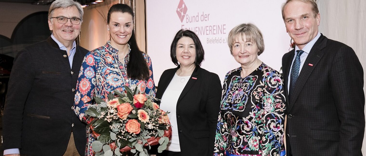 (v.l.) Wolfgang Borgert, stellvertretender Hauptgeschäftsführer der Handwerkskammer, die Siegerin Norma Bopp-Strecker, Dr. Maribel Illig, Geschäftsführerin der Handwerkskammer, Susanne Schulz, Bund der Frauenvereine, und Heiner Dresrüsse, Vizepräsident der Handwerkskammer