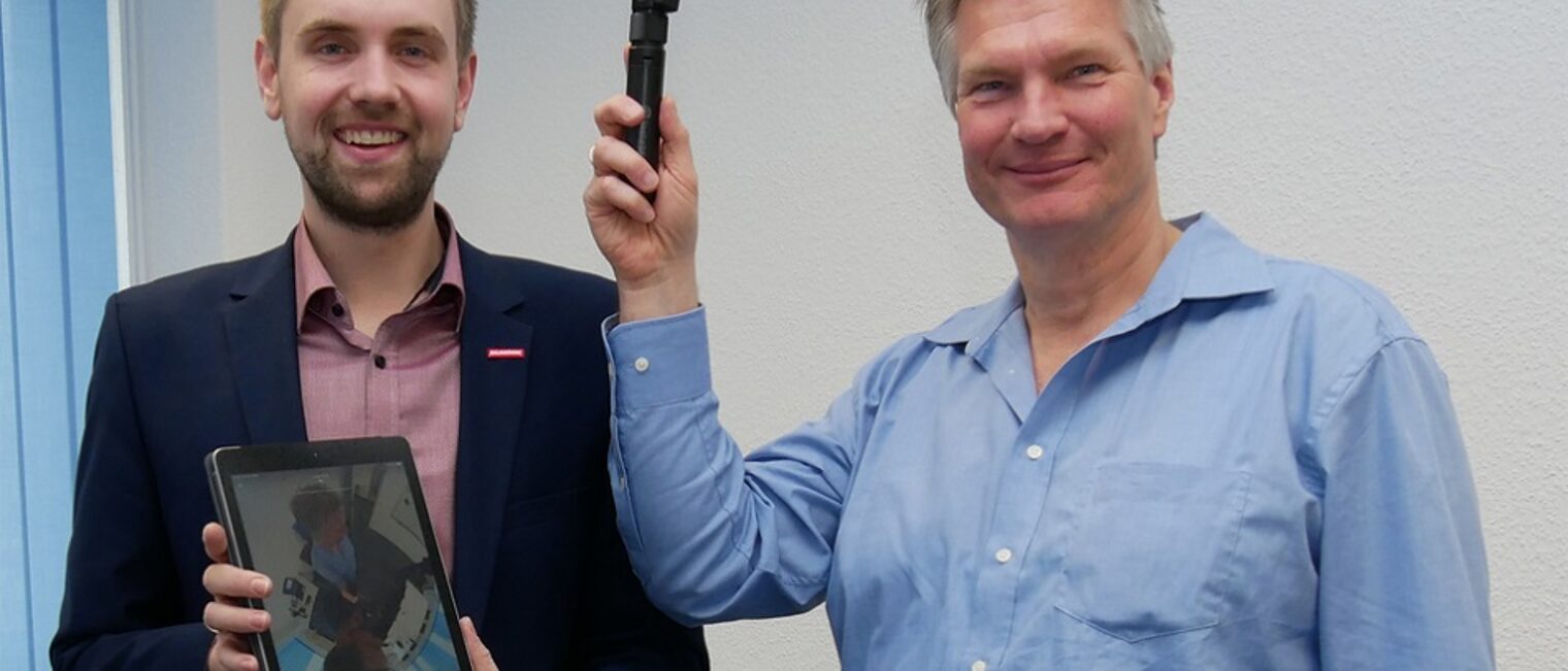 Geschäftsführer Dominik Rüther und Peter Rech, Projektkoordinator Bildung, präsentieren die 3D-Kamera zusammen mit dem Tablet Geschäftsführer Dominik Rüther und Peter Rech, Projektkoordinator Bildung, präsentieren die 3D-Kamera zusammen mit dem Tablet