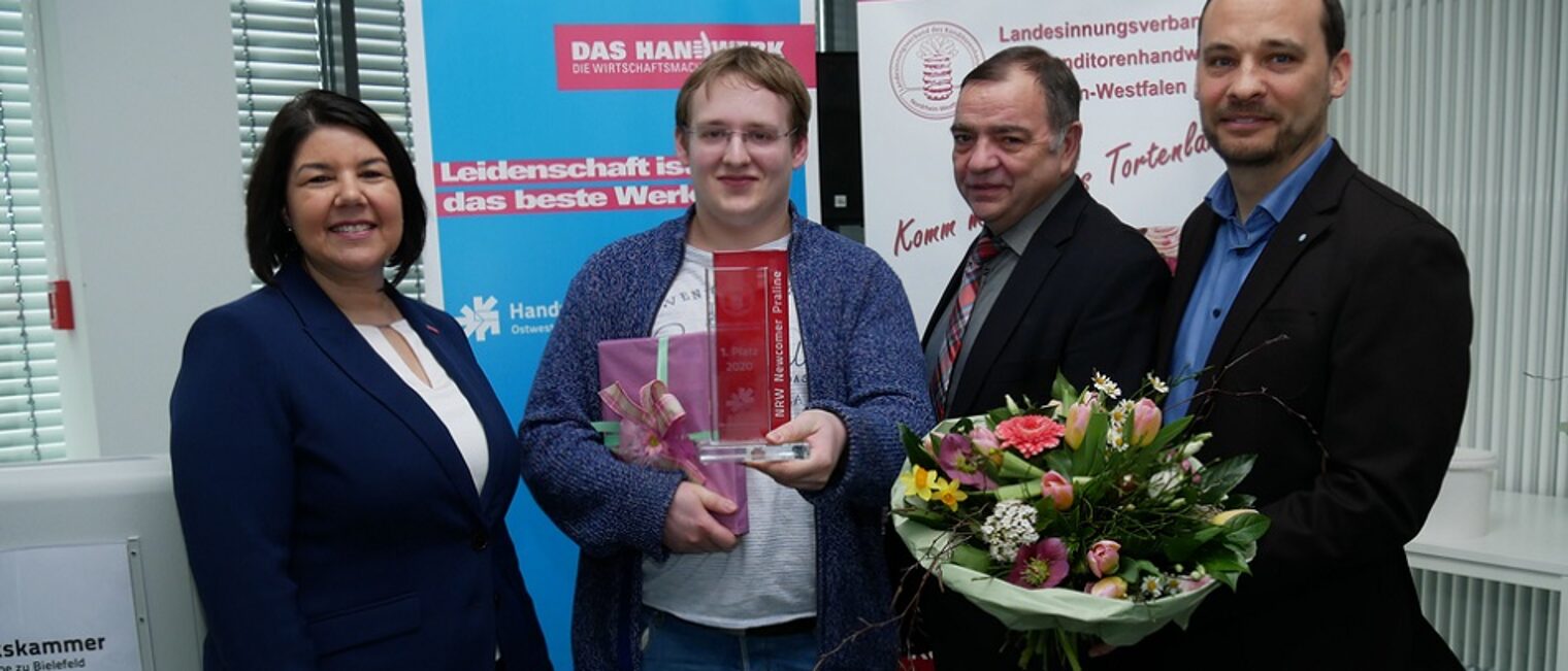 (v.l.) Dr. Maribel Illig, Handwerkskammer, Steffen Angrick, Sieger der NRW Newcomer Praline, Hubert Cordes, Landesinnungsmeister, Jan-Hendrik Schade, Landesinnungsverband