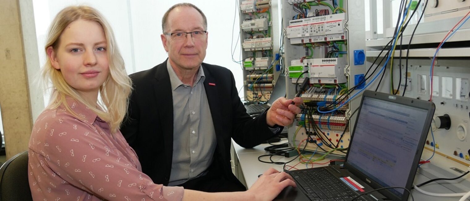 Liska Böversen und Roland Willrich von der Handwerkskammer im Fachraum Elektrotechnik Liska Böversen und Roland Willrich von der Handwerkskammer im Fachraum Elektrotechnik