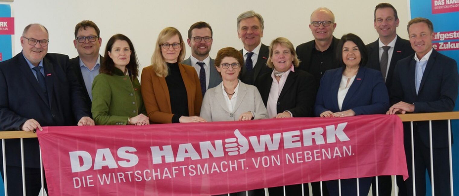 (v.l.) Peter Eul, Präsident der Handwerkskammer, Stefan Schwartze, MdB SPD, Birgit Stehl, Geschäftsführerin Berufsbildung und Recht, Christina Kampmann, MdL SPD, Raphael Tigges, MdL CDU, Britta Haßelmann, MdB Bündnis 90/Die Grünen, Wolfgang Borgert, stellvertretender Hauptgeschäftsführer der Handwerkskammer, Martina Hannen MdL FDP, Bernhard Hoppe-Biermeier, MdL CDU, Dr. Maribel Illig, Geschäftsführerin Berufsbildungszentrum, Dr. Jens Prager, Hauptgeschäftsführer der Handwerkskammer, Daniel Sieveke, MdL CDU