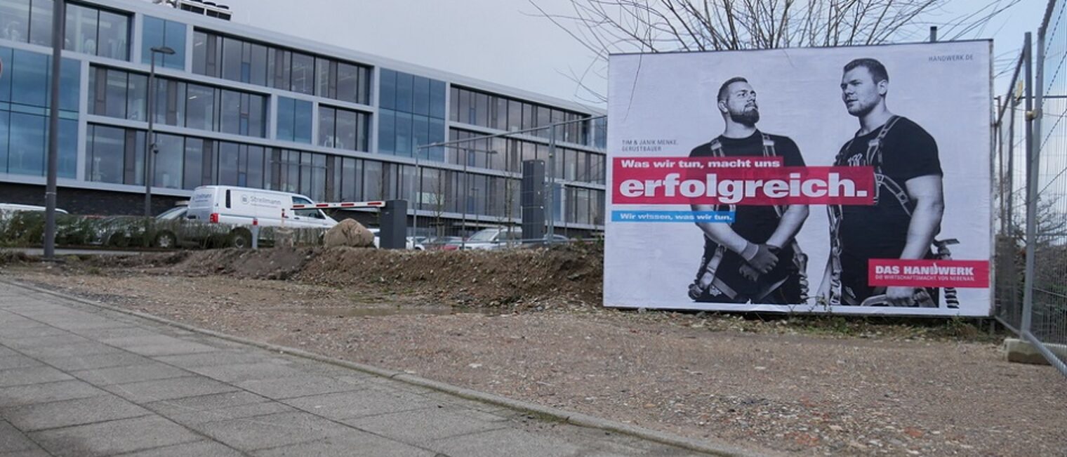 Die neue Imagekampagne des deutschen Handwerks ist aktuell bundesweit im Fernsehen, im Internet, auf Plakaten, Bussen, Info-Screens und in den sozialen Medien gestartet. Sie richtet sich an eine breite Öffentlichkeit, darunter angehende Schulabsolventen, Lehrer, Eltern und alle, die in beratender Funktion aktiv sind. Die neue Imagekampagne des deutschen Handwerks ist aktuell bundesweit im Fernsehen, im Internet, auf Plakaten, Bussen, Info-Screens und in den sozialen Medien gestartet. Sie richtet sich an eine breite Öffentlichkeit, darunter angehende Schulabsolventen, Lehrer, Eltern und alle, die in beratender Funktion aktiv sind.