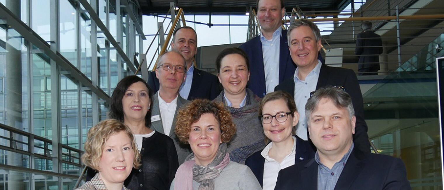 (v.l. vorne) Gründerin Friederike Welpinghus, Gründerin Kirsten Noll, Gründer Carsten Böttcher, (v.l. 2. R.) Ana-Cristina Lavrador (Handwerkskammer), Kathrin Teschke (Industrie- und Handelskammer), (v.l. 3. R..) Heinz Rüdiger Wulfmeyer (Handwerkskammer) Aleksandra Blagojevic (pro Wirtschaft GT), Bürgermeister Henning Schulz, (v.l. 4. R..) Thomas Mikulsky (Industrie- und Handelskammer) und Dr. Markus Miele (Vizepräsident der Industrie- und Handelskammer)