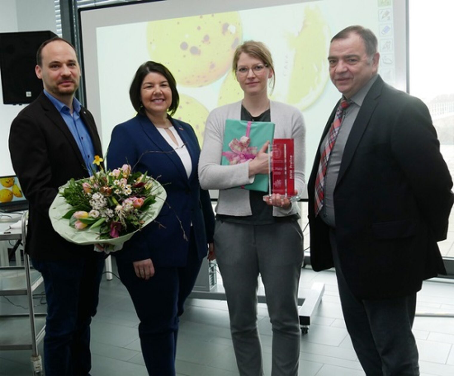 (v.l.) Jan-Hendrik Schade, Landesinnungsverband der Konditoren, Dr. Maribel Illig, Handwerkskammer, Verena Poppen, Auszubildende des Café Classique, das die Siegerpraline gefertigt hat, und Hubert Cordes Landesinnungsmeister