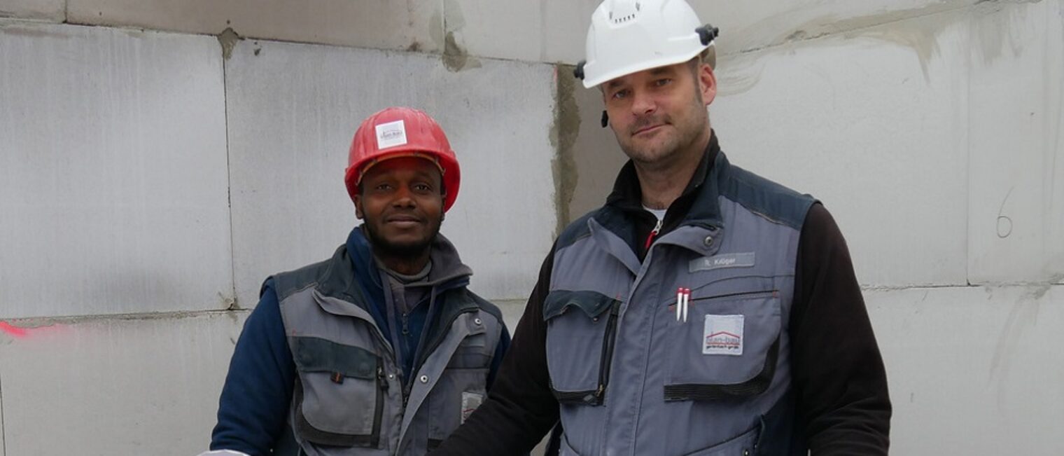 Maurer Amadou Diallo (l.) und sein Chef Maurer- und Betonbauermeister Ralf Krüger auf ihrer Großbaustelle im Neubaugebiet in Bielefeld-Theesen. Maurer Amadou Diallo (l.) und sein Chef Maurer- und Betonbauermeister Ralf Krüger auf ihrer Großbaustelle im Neubaugebiet in Bielefeld-Theesen.