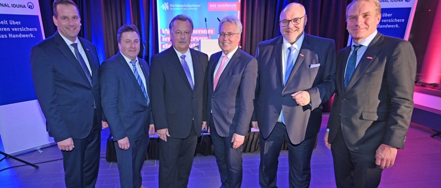 (v.l.) Kammer-Hauptgeschäftsführer Dr. Jens Prager, Kammer-Vizepräsident Ralf Noltemeyer, Andreas Rüther, Bürgermeister der Stadt Bielefeld, Jürgen Müller, Landrat des Kreises Herford, Kammer-Präsident Peter Eul und Kammer-Vizepräsident Heiner Dresrüsse