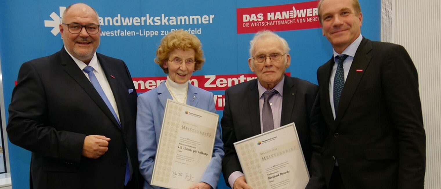 Peter Eul, Präsident der Handwerkskammer (v.l.), Lili Altehans, Tischlermeister Bernhard Denecke und Vizepräsident (Arbeitgeberseite) Heiner Dresrüsse.