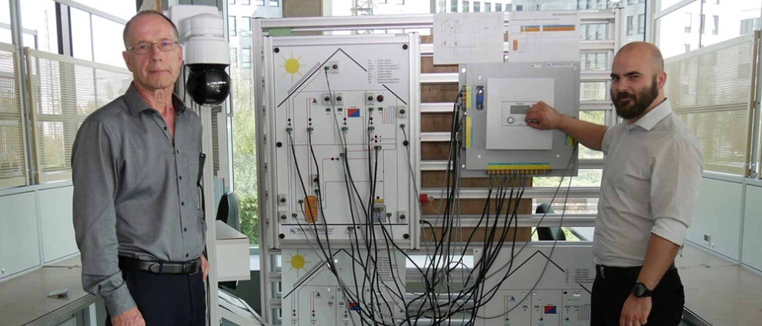 (v.l.) Roland Willrich, Fachbereichsleiter Intelligente Gebäudetechnologien (IGT), und Maximlian Schröder, Elektrotechniker-Meister und Fachkraft IGT