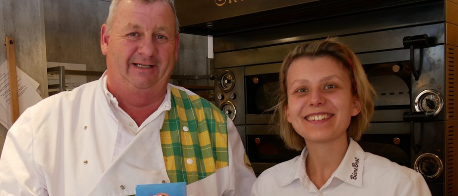 Mickel Biere und die ausgebildete Fachverkäuferin Anna Grabbe mit dem Aufkleber für die Betriebe 