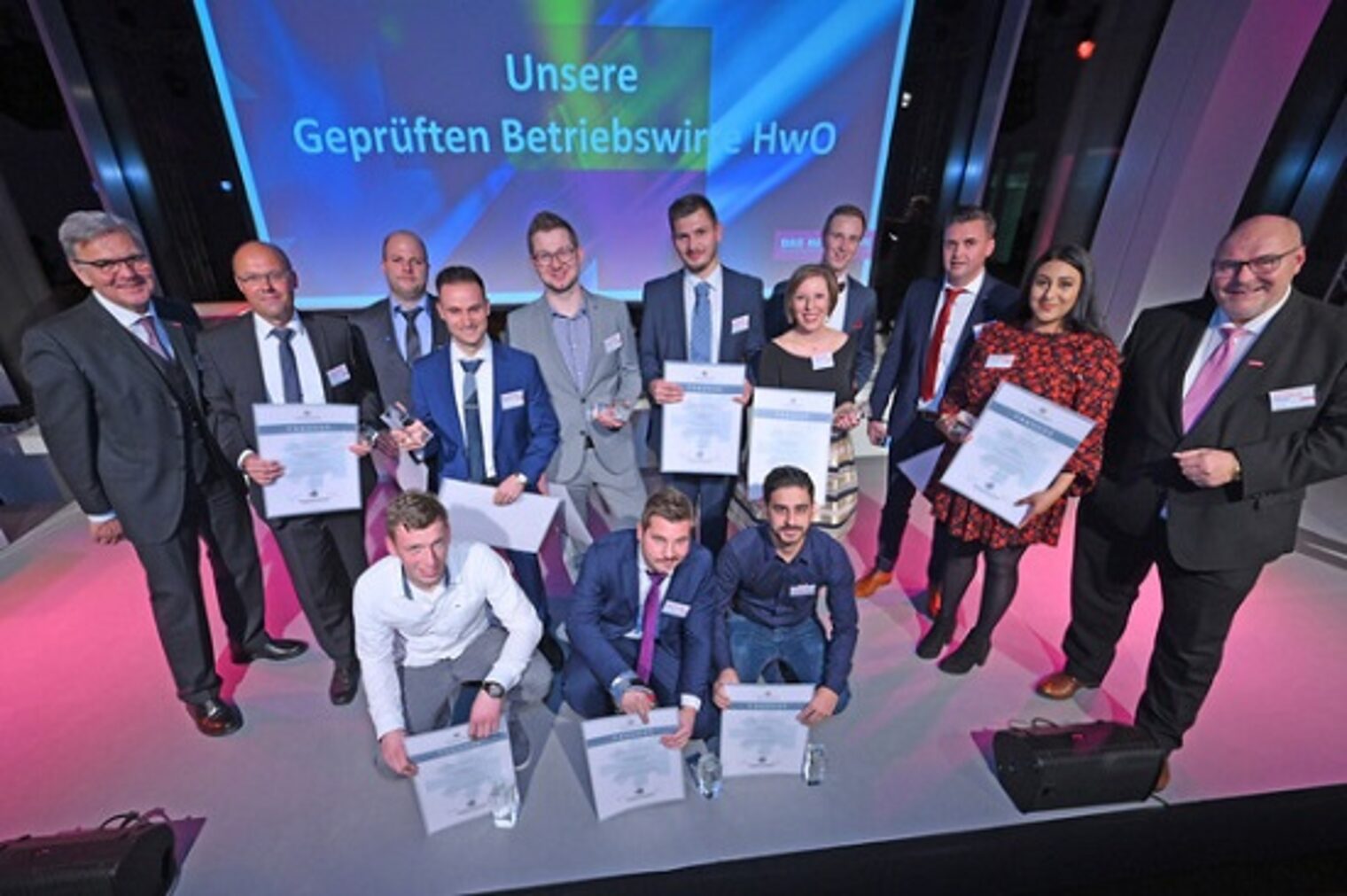 Wolfgang Borgert (stv. Hauptgeschäftsführer der Handwerkskammer OWL) und Präsident Peter Eul gratulieren den Betriebswirten (HwO).