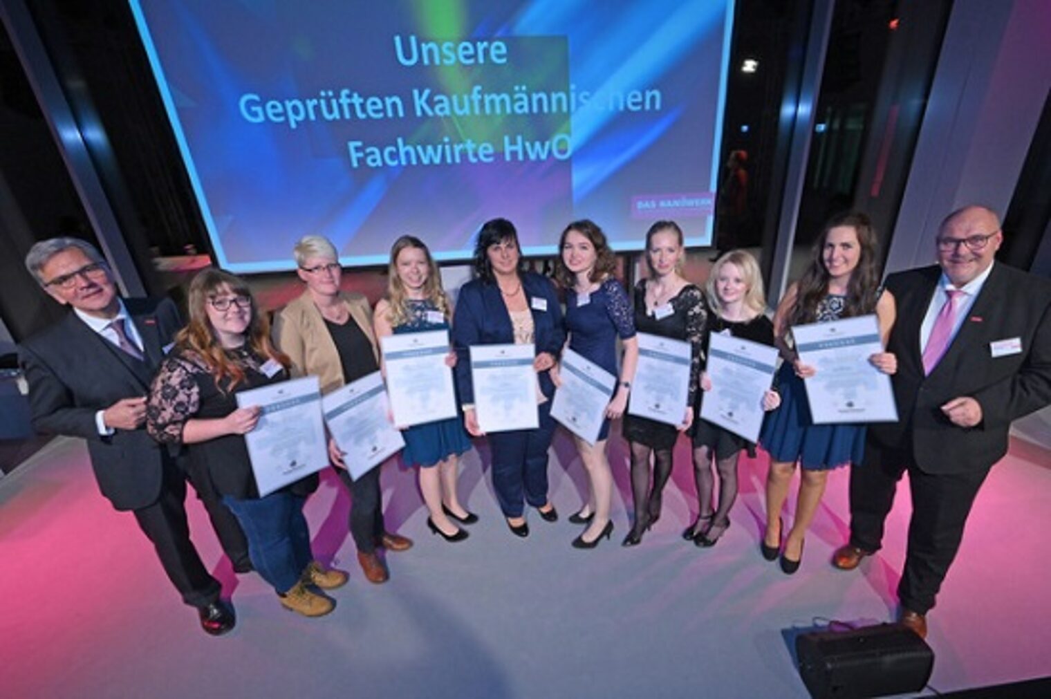 Wolfgang Borgert (stv. Hauptgeschäftsführer der Handwerkskammer OWL) und Präsident Peter Eul gratulieren den kaufm. Fachwirten (HwO). 