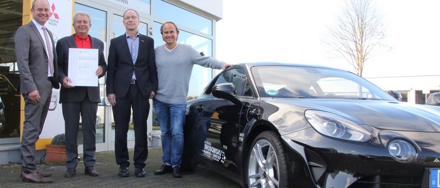 Christian Goll (Gescha¿ftsfu¿hrer Kreishandwerkerschaft Paderborn-Lippe), Klaus Brodowski, Roland Willrich (Handwerkskammer OWL) und Klaus-Arne Brodowski mit dem neuen Alpine A110. 