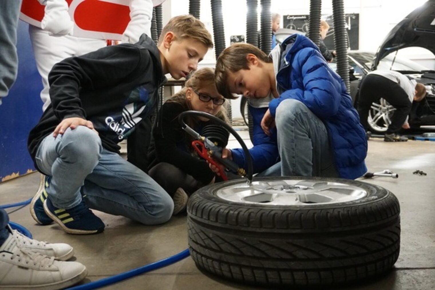 Die Arminis beim Reifendruck messen
