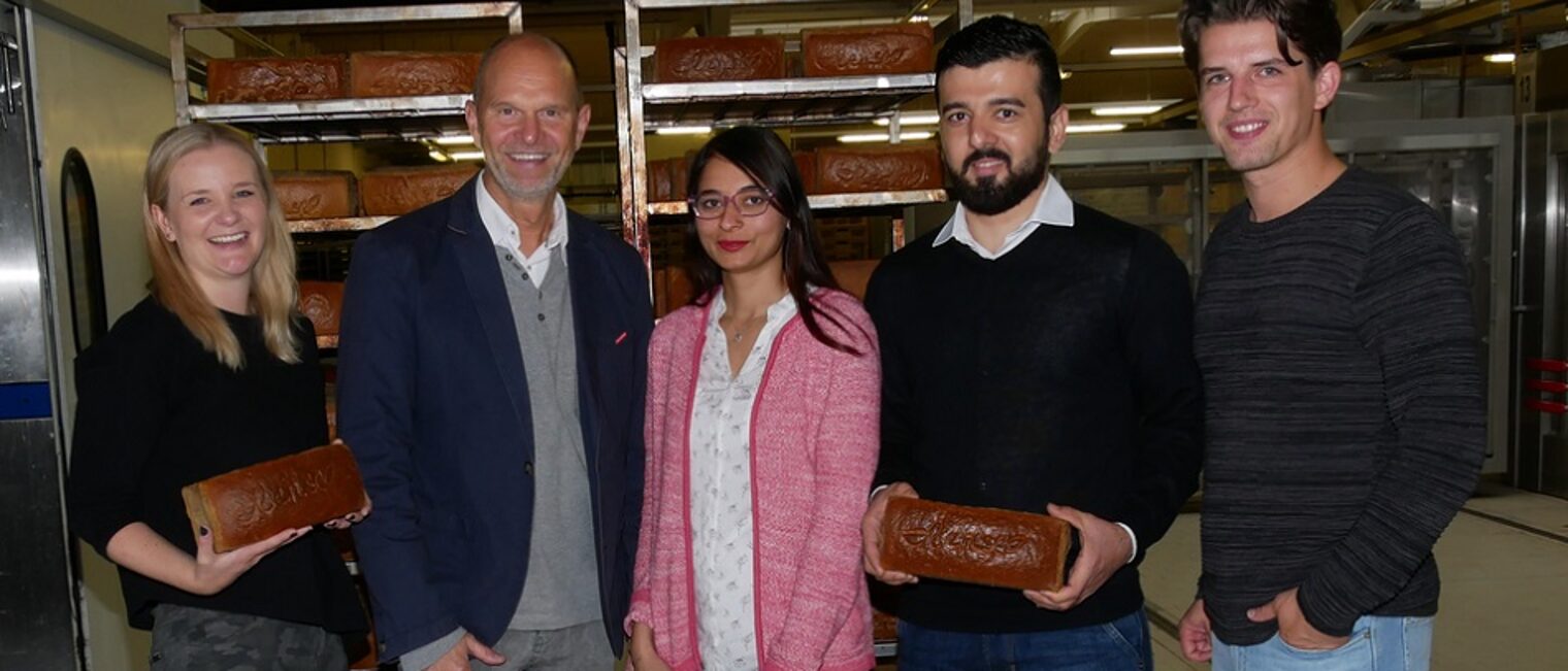 (v.l.) Theresa Budde, Personalverantwortliche in der Bäckerei Hensel, Ausbildungsberater der Handwerkskammer Dirk Kucharewa, Navneet Kaur und Benaf Benaf, beide Auszubildende, sowie Martin Hensel zeigen das frisch gebackene Brot (v.l.) Theresa Budde, Personalverantwortliche in der Bäckerei Hensel, Ausbildungsberater der Handwerkskammer Dirk Kucharewa, Navneet Kaur und Benaf Benaf, beide Auszubildende, sowie Martin Hensel zeigen das frisch gebackene Brot