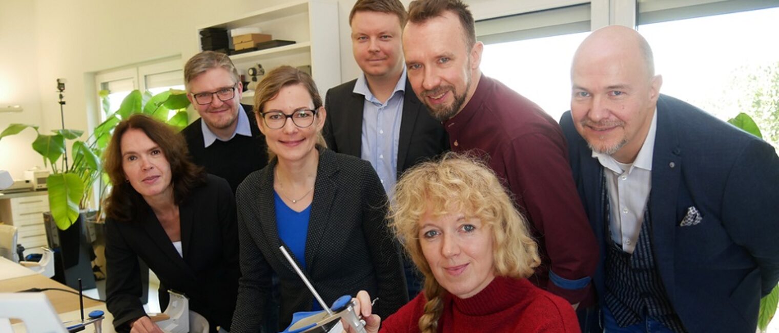 (v.l.) HWK-Beraterin Kerstin Naumann, Johann Brauer, IHK-Beraterin Kathrin Teschke, René Martin Keber, Stephan Röcken und Thomas Kursawe schauen Birgit Indiesteln bei ihren zahntechnischen Arbeiten zu