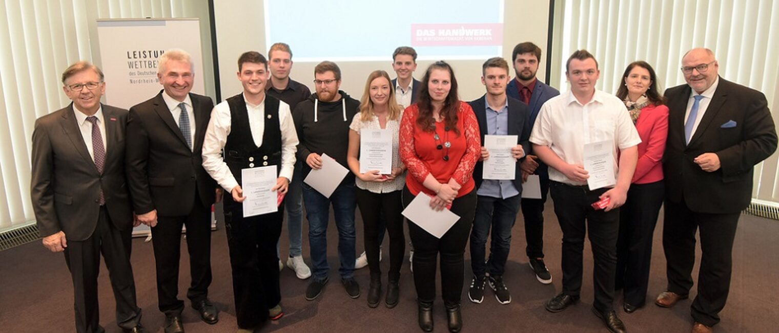 (v.l.) Hans Hund, Präsident des Westdeutschen Handwerkskammertages, Andreas Pinkwart, NRW-Wirtschaftsminister mit den ersten Landessiegern aus OWL: Jan Renneberg, Luca Sundermeier, Jonas Eggers, Linda Wertmann, Philipp Adrian, Carolin Gardemann, Axel Knobbe, Pierre Lange, Yanneck Häuser sowie Birgit Stehl, Geschäftsführerin der Handwerkskammer OWL, und Peter Eul, Präsident der Handwerkskammer OWL. (v.l.) Hans Hund, Präsident des Westdeutschen Handwerkskammertages, Andreas Pinkwart, NRW-Wirtschaftsminister mit den ersten Landessiegern aus OWL: Jan Renneberg, Luca Sundermeier, Jonas Eggers, Linda Wertmann, Philipp Adrian, Carolin Gardemann, Axel Knobbe, Pierre Lange, Yanneck Häuser sowie Birgit Stehl, Geschäftsführerin der Handwerkskammer OWL, und Peter Eul, Präsident der Handwerkskammer OWL.