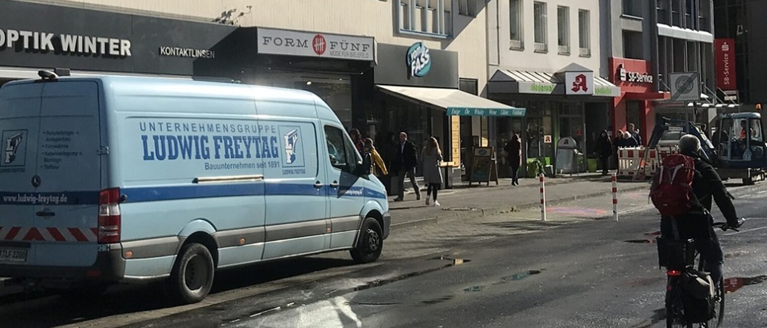 Fehlende Parkmöglichkeiten für Service- und Montagefahrzeuge der Handwerker. Diese letzte Parkmöglichkeit nahe am Jahnplatz soll künftig einer Baumbepflanzung weichen.