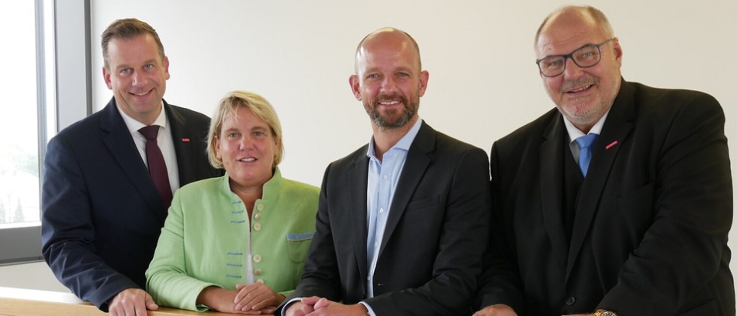 (v.l.) Dr. Jens Prager, (Hauptgeschäftsführer Handwerkskammer OWL), Martina Hannen (FDP-Landtagsfraktion), Ralph Bombis (FDP-Landtagsfraktion), und Peter Eul (Präsident Handwerkskammer OWL) 