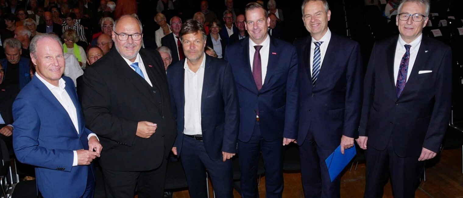 (v.l.) Thomas Niehoff (Hauptgeschäftsführer IHK Bielefeld), Peter Eul (Präsident Handwerkskammer OWL), Dr. Robert Habeck (Bundesvorsitzender Bündnis 90 die Grünen), Dr. Jens Prager (Hauptgeschäftsführer Handwerkskammer OWL) , Wolf D. Meier-Scheuven (Präsident IHK Bielefeld), Volker Steinbach (Präsident IHK Lippe)