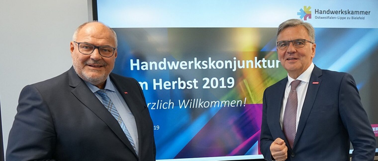 v.l. Peter Eul (Präsident der Handwerkskammer OWL) und Wolfgang Borgert (stellv. Hauptgeschäftsführer der Handwerkskammer OWL) präsentieren die aktuelle Handwerkskonjunktur.