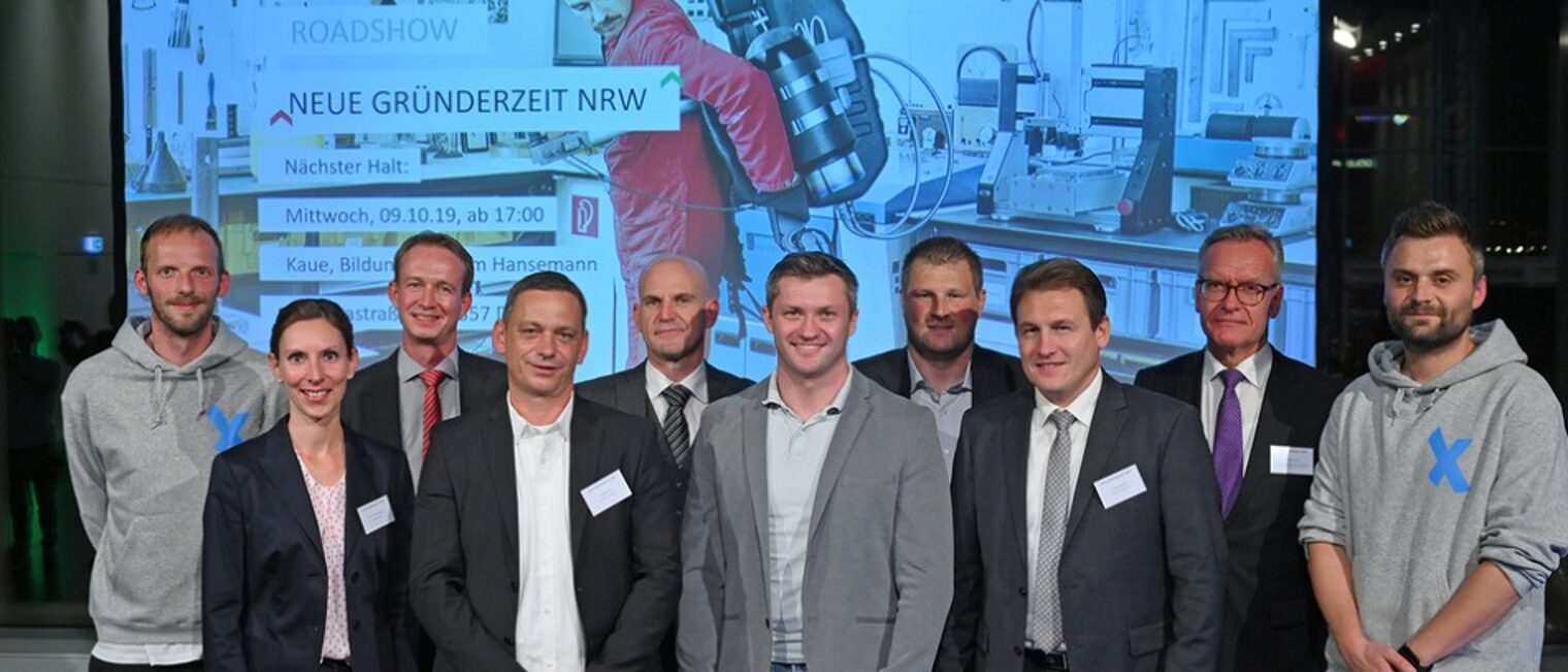 Andre Mader (FLEX prototyping GmbH) (v.l.) Prof. Dr. Sabrina Backs (Universität Bielefeld), Michael Monstadt (NRW Bank), Stefan Petry (Petry Bauinnovationen UG), Frank Strathmann (Deppendorf & Preuß GmbH), Wilhelm Klat (Aizubi), Eduard Neufeld, Johann Martens (beide XYZerspanung GmbH & Co. KG), Dr. Michael Henze, (Ministerium für Wirtschaft, Innovation, Digitalisierung und Energie des Landes Nordrhein-Westfalen) und Stefan Hillebrand (FLEX prototyping GmbH) Andre Mader (FLEX prototyping GmbH) (v.l.) Prof. Dr. Sabrina Backs (Universität Bielefeld), Michael Monstadt (NRW Bank), Stefan Petry (Petry Bauinnovationen UG), Frank Strathmann (Deppendorf & Preuß GmbH), Wilhelm Klat (Aizubi), Eduard Neufeld, Johann Martens (beide XYZerspanung GmbH & Co. KG), Dr. Michael Henze, (Ministerium für Wirtschaft, Innovation, Digitalisierung und Energie des Landes Nordrhein-Westfalen) und Stefan Hillebrand (FLEX prototyping GmbH)