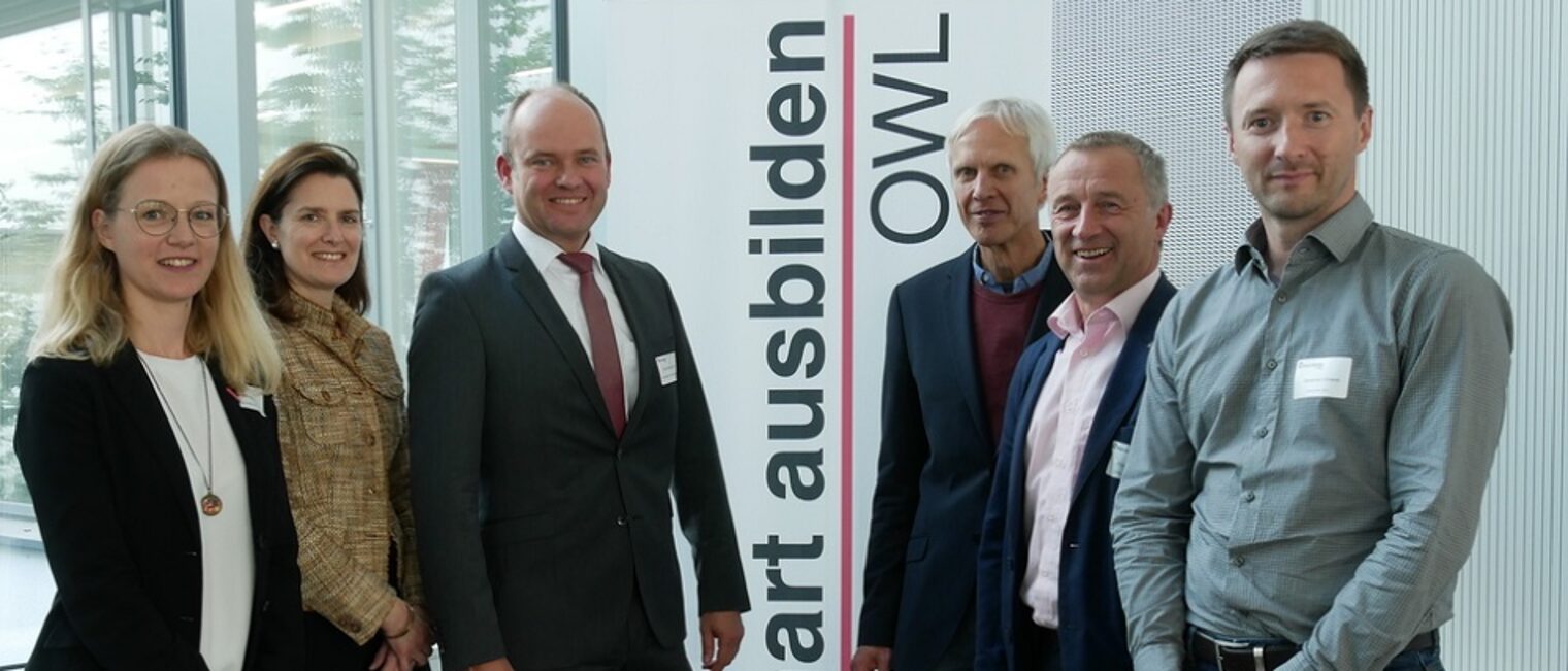 Barbara Walden (Projektleitung), Birgit Stehl (GF HWK), Carl-Christian Goll (GF KH Paderborn-Lippe), Dr. Joachim Gerd Ulrich (Referent und wissenschaftlicher Direktor im Bundesinstitut für Berufsbildung in Bonn), Jürgen Sautmann (HGF KH Bielefeld), Alexander Schenk (Projektmitarbeiter von der KH Bielefeld) Barbara Walden (Projektleitung), Birgit Stehl (GF HWK), Carl-Christian Goll (GF KH Paderborn-Lippe), Dr. Joachim Gerd Ulrich (Referent und wissenschaftlicher Direktor im Bundesinstitut für Berufsbildung in Bonn), Jürgen Sautmann (HGF KH Bielefeld), Alexander Schenk (Projektmitarbeiter von der KH Bielefeld)