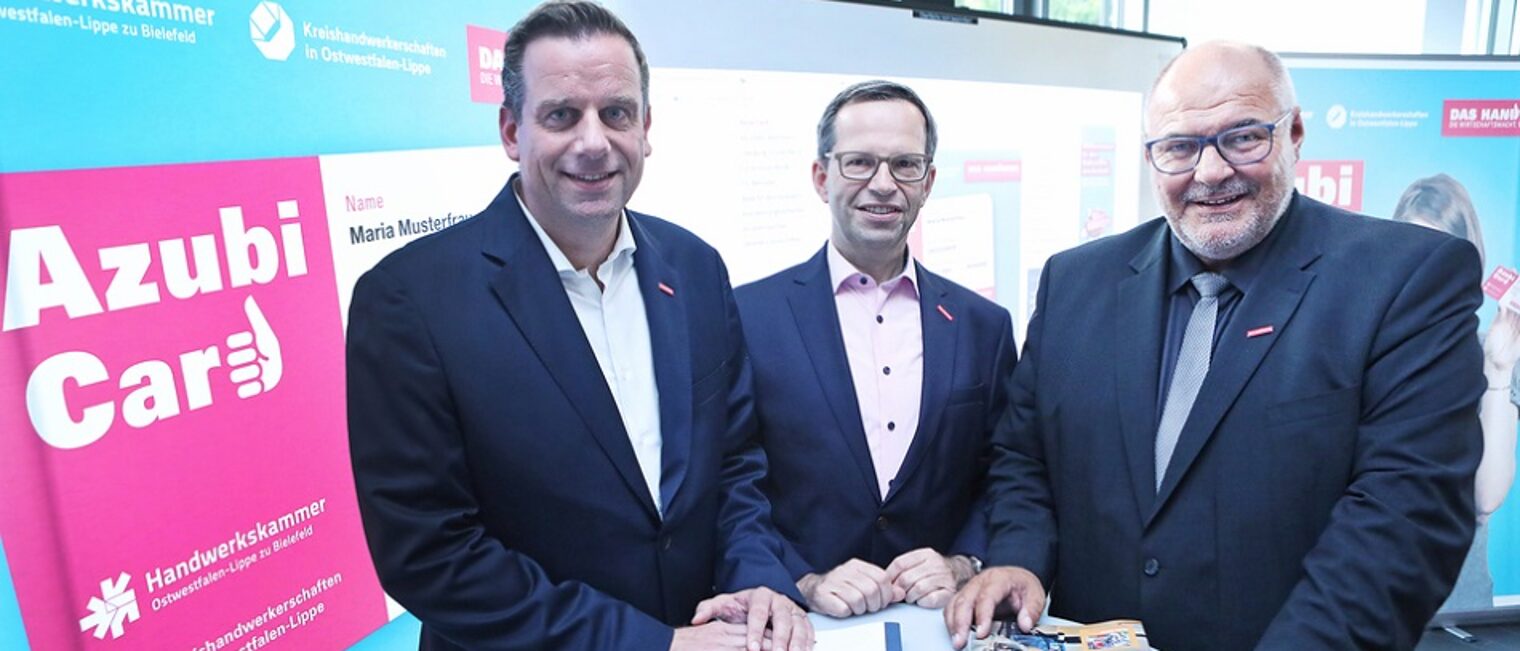 (v.l.) Dr. Jens Prager, Hauptgeschäftsführer der Handwerkskammer Ostwestfalen-Lippe zu Bielefeld, Frank Wulfmeyer, Kreishandwerksmeister der Kreishandwerkerschaft Bielefeld und Peter Eul, Präsident der Handwerkskammer Ostwestfalen-Lippe zu Bielefeld. (v.l.) Dr. Jens Prager, Hauptgeschäftsführer der Handwerkskammer Ostwestfalen-Lippe zu Bielefeld, Frank Wulfmeyer, Kreishandwerksmeister der Kreishandwerkerschaft Bielefeld und Peter Eul, Präsident der Handwerkskammer Ostwestfalen-Lippe zu Bielefeld.