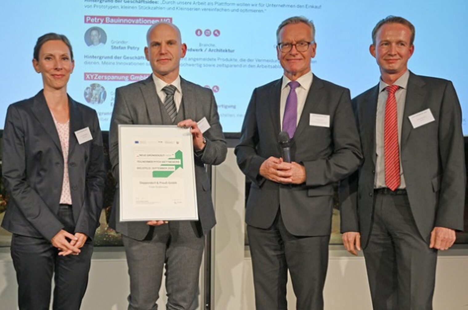 Prof. Dr. Sabrina Backs (Universität Bielefeld) (v.l.), Frank Strathmann (Deppendorf & Preuß GmbH), Dr. Michael Henze, (Ministerium für Wirtschaft, Innovation, Digitalisierung und Energie des Landes Nordrhein-Westfalen) und Michael Monstadt (NRW Bank)