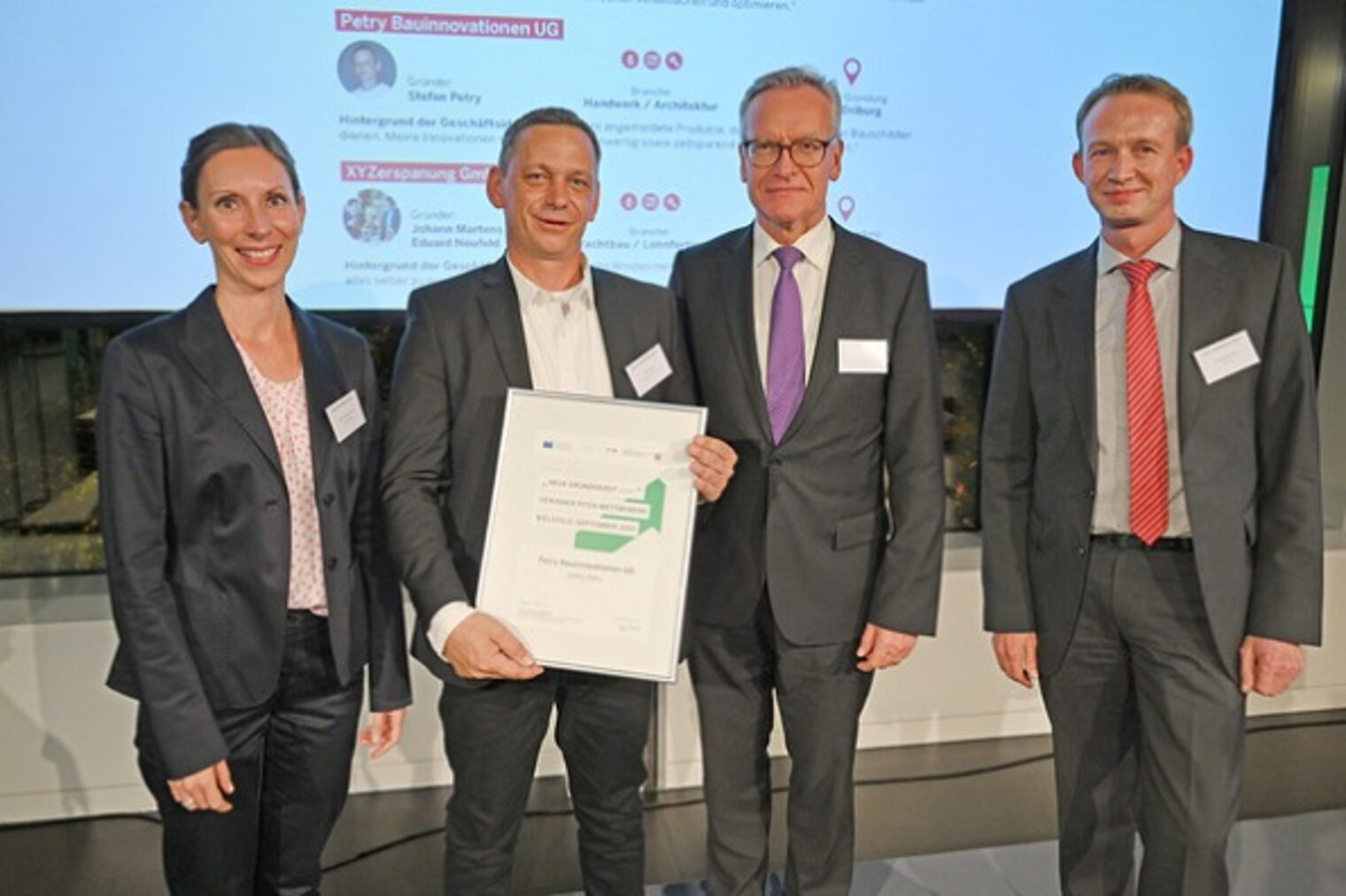 Prof. Dr. Sabrina Backs (Universität Bielefeld) (v.l.), Gewinner Stefan Petry (Petry Bauinnovationen UG), Dr. Michael Henze, (Ministerium für Wirtschaft, Innovation, Digitalisierung und Energie des Landes Nordrhein-Westfalen) und Michael Monstadt (NRW Bank) 