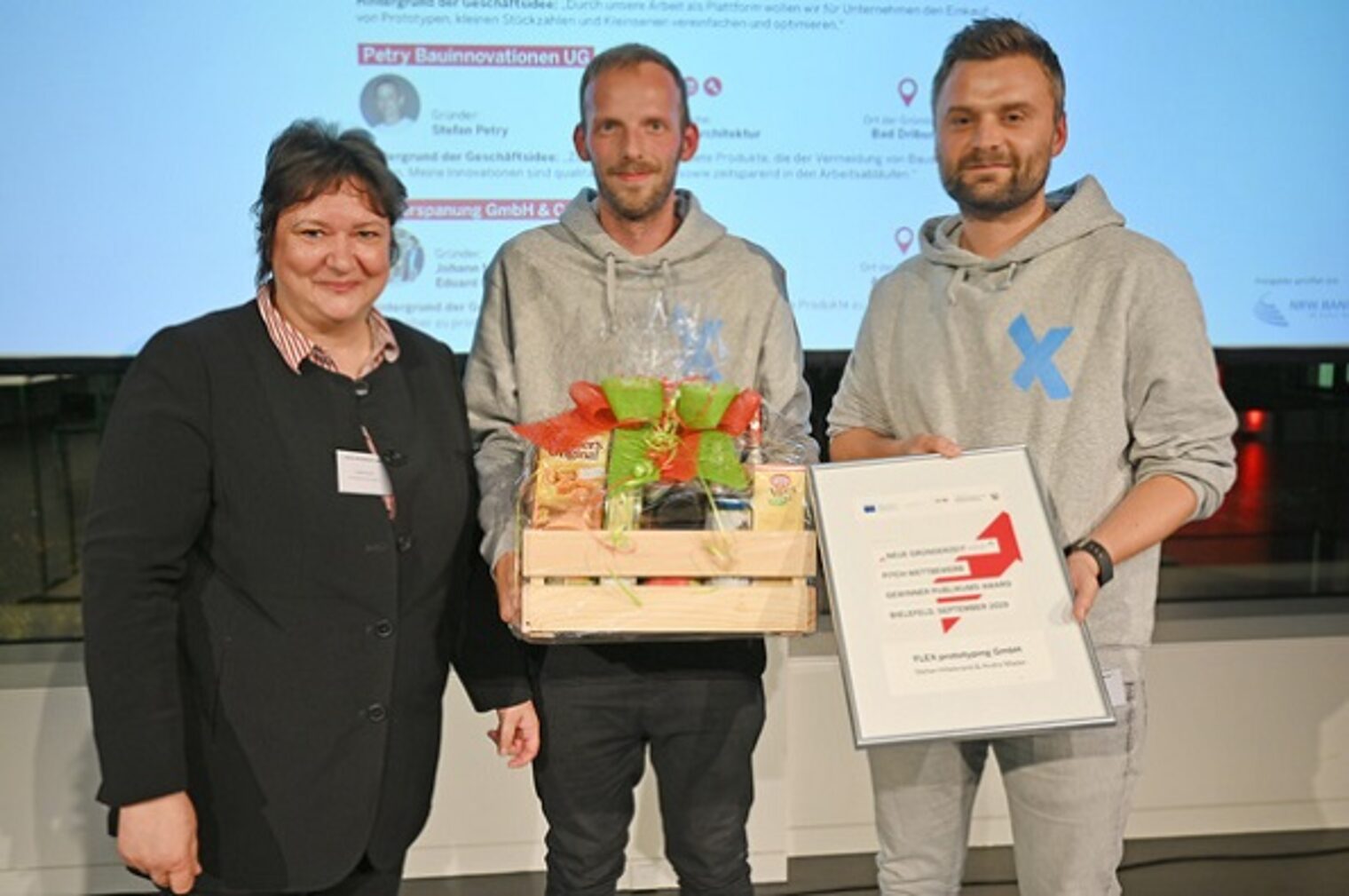 Angela Rehorst (Betriebsberaterin Handwerkskammer OWL zu Bielefeld) (v.l.) mit den Gewinnern des Publikumspreises Stefan Hillebrand und Andre Mader (FLEX prototyping GmbH).