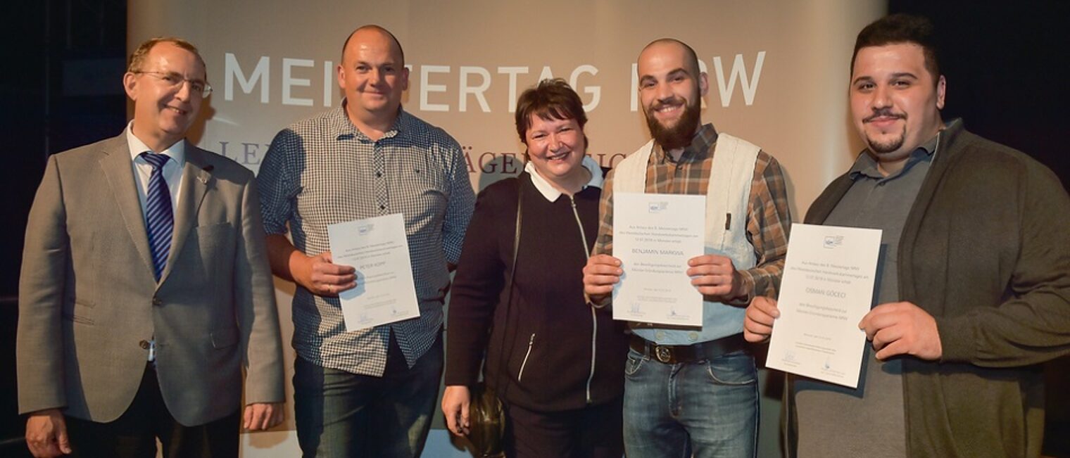 Michael Wörmann (l.) und Angela Rehorst (3.v.l.) (beide Handwerkskammer OWL) und (v.l.) die Gründer Peter Kopp, Benjamin Markwa und Osman Göceci 