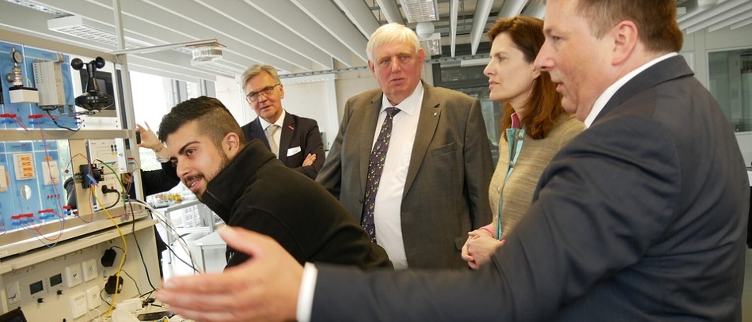 (v.l.) Der Auszubildende Celebi Celik, Wolfgang Borgert, stellvertretender Hauptgeschäftsführer, Minister Karl-Josef Laumann, Birgit Stehl, Geschäftsführerin Berufsbildung und Recht, sowie Vizepräsident Ralf Noltemeyer 