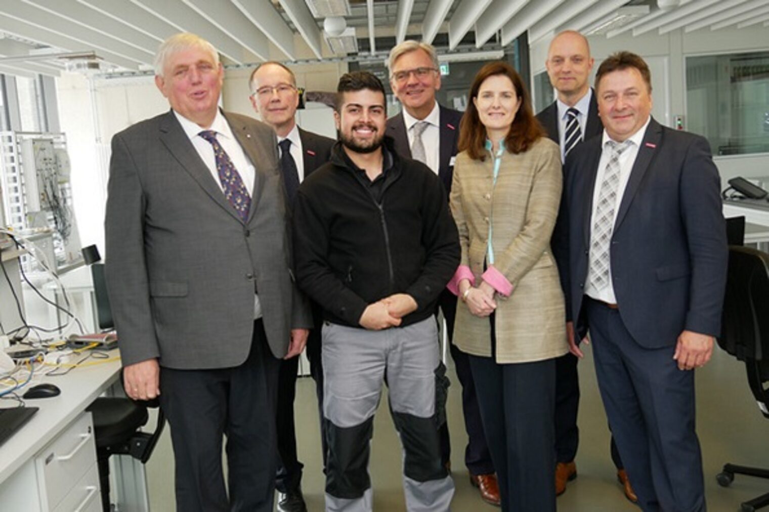 v.l.) Minister Karl-Josef Laumann, Roland Willrich, stv. Leiter des Berufsbildungszentrums, Auszubildender Celebi Celik, Wolfgang Borgert, stellvertretender Hauptgeschäftsführer, Birgit Stehl, Geschäftsführerin, Jens Kronsbein, Bezirksregierung, Vizepräsident Ralf Noltemeyer 