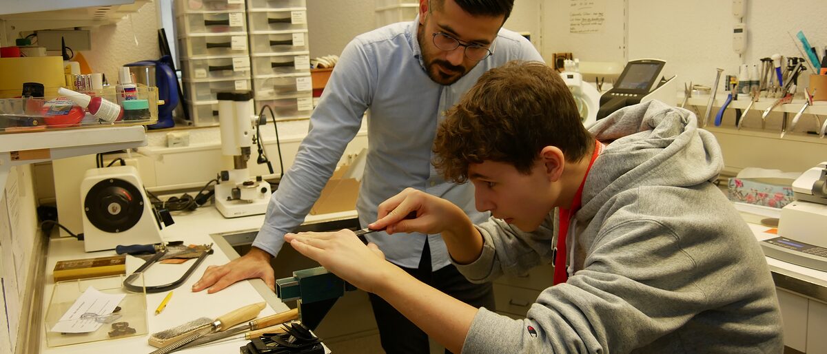 Ein Schüler lernt beim Handwerkertag der Stiftung das Augenoptiker-Handwerk kennen.