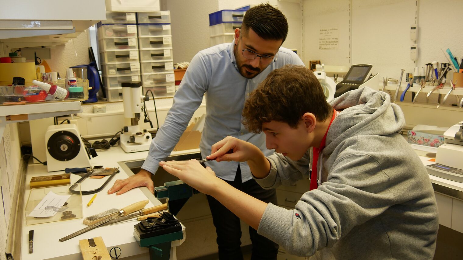 Ein Schüler lernt beim Handwerkertag der Stiftung das Augenoptiker-Handwerk kennen.